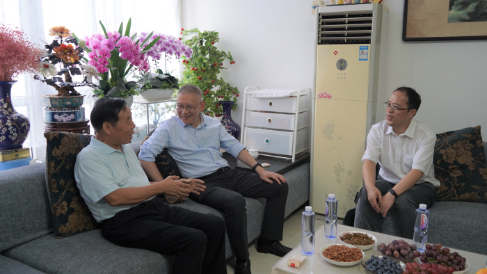 3.看望慰问物探中心原党委书记、主任李松岭